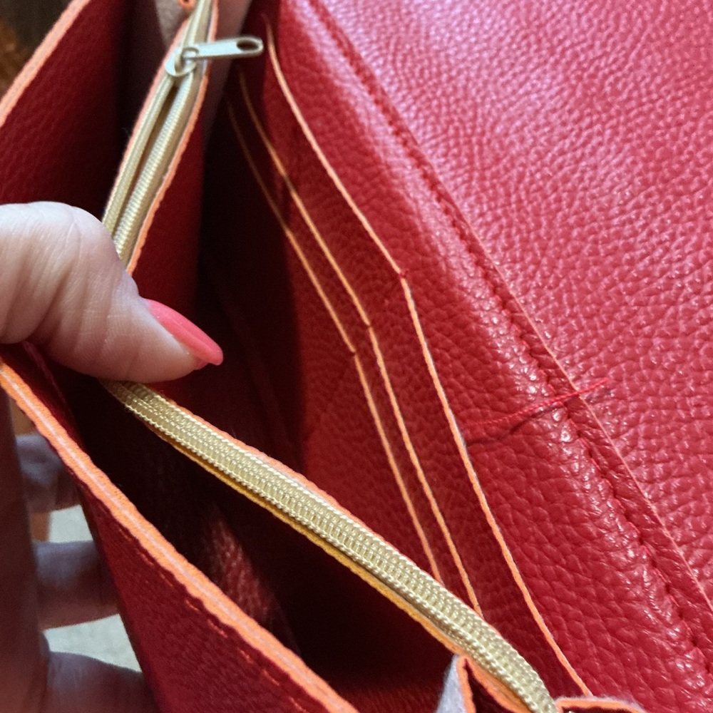 New Red Floral Accent Crossbody Wallet Wristlet Bag w Detachable Shoulder Strap - Picture 11 of 11